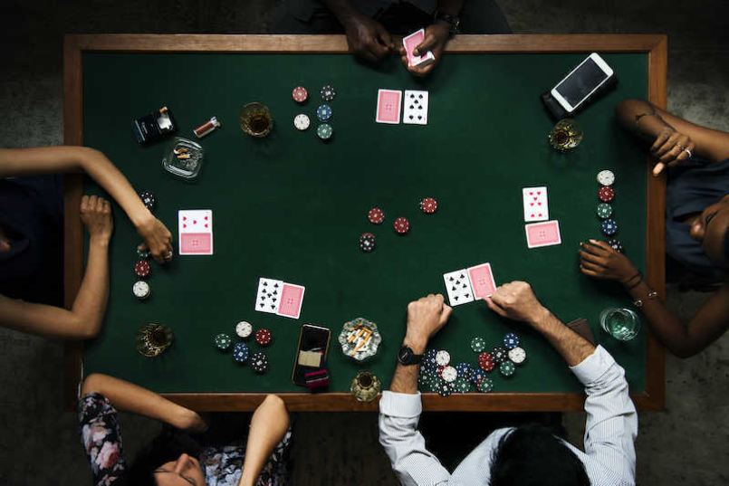 Có hai hình thức tham gia thi đấu khi bạn chơi poker.
